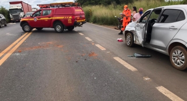 Acidente envolvendo motocicleta e veículo deixa duas vítimas gravemente feridas na BR 365 em Patos de Minas