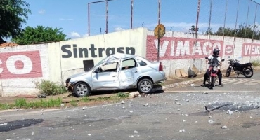 Motorista foge após perder controle direcional e bater veículo em poste de iluminação pública