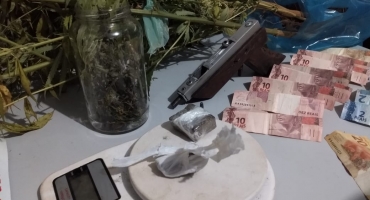 PM de Patos de Minas localiza arma artesanal, munições e drogas em casa no Bairro Jardim Recanto