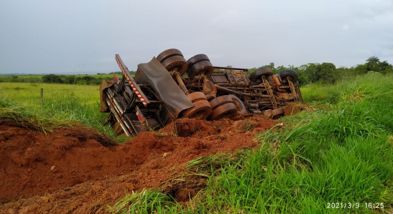 Caminhão carregado com açúcar tomba na MG-230 em Rio Paranaíba 