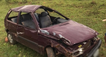 Motorista inabilitado capota veículo na região de São Barto no município de Carmo do Paranaíba 