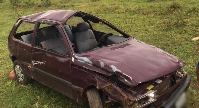 Motorista inabilitado capota veículo na região de São Barto no município de Carmo do Paranaíba 