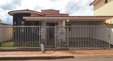 Aluguel de imóvel: aluga-se casa na região central de Lagoa Formosa 