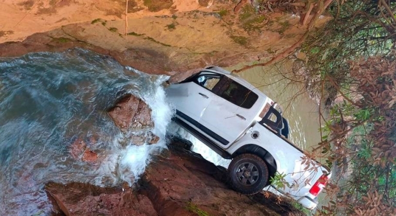 Motorista perde controle direcional de veículo, cai de ponte e três ocupantes ficam  feridos