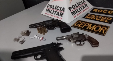 PM de Patos de Minas localiza armas, réplica, munições e drogas nos Bairros Coração Eucarístico e Quebec