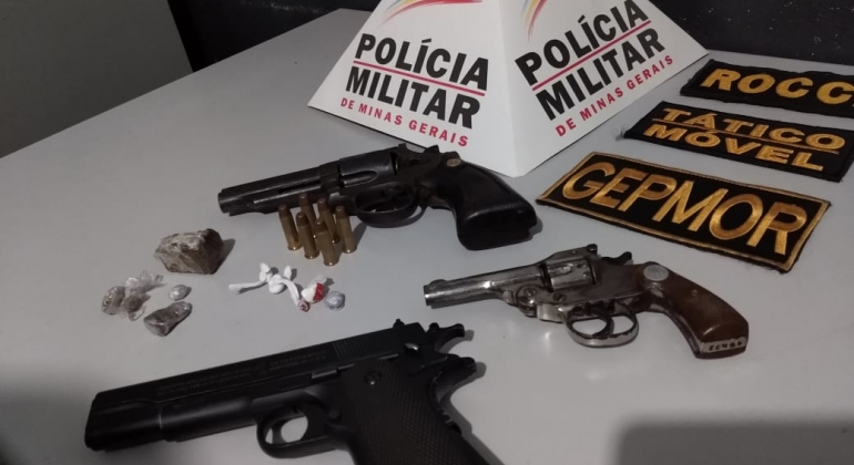 PM de Patos de Minas localiza armas, réplica, munições e drogas nos Bairros Coração Eucarístico e Quebec