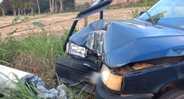 Motorista perde controle direcional e bate em poste na Avenida Marabá em Patos de Minas