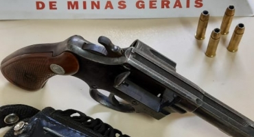 Carmo do Paranaíba: PM localiza arma de fogo e encaminha homem de 53 anos para a delegacia