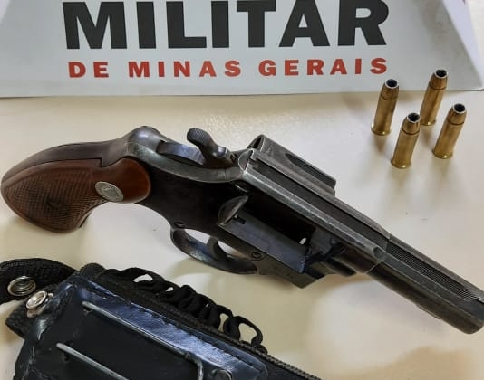 Carmo do Paranaíba: PM localiza arma de fogo e encaminha homem de 53 anos para a delegacia