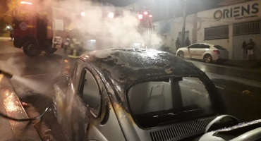 Fusca incendeia durante a madrugada na Rua  Major Gote em Patos de Minas