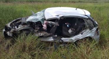 Motorista cochila e bate carro na lateral de caminhão na MG-410