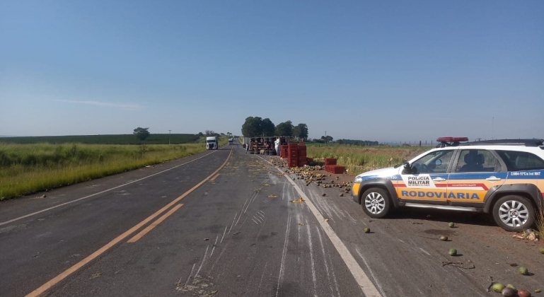 Caminhão carregado com 20 toneladas de mangas tomba na BR-146 em Serra do Salitre