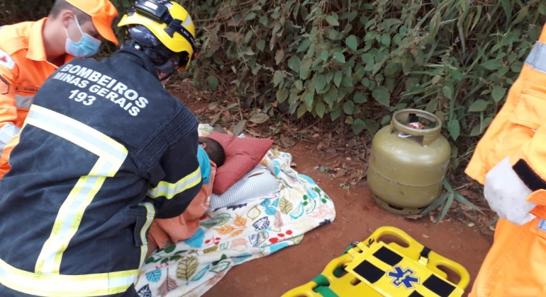 Colisão frontal envolvendo caminhões deixa motorista ferido em Patos de Minas 