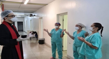 Sexta-feira da Paixão: pacientes e profissionais do Hospital de Campanha de Patos de Minas recebem orações e palavras de conforto