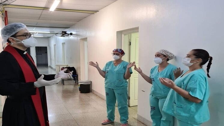 Sexta-feira da Paixão: pacientes e profissionais do Hospital de Campanha de Patos de Minas recebem orações e palavras de conforto