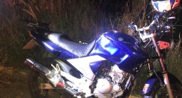 Motociclista invade contra mão e colide contra caminhonete na estrada da Serrinha