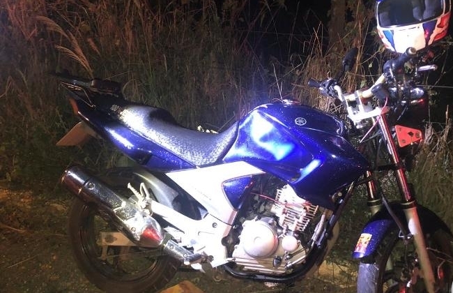 Motociclista invade contra mão e colide contra caminhonete na estrada da Serrinha