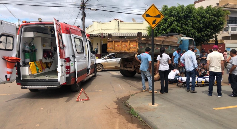 Duas jovens ficam feridas em acidente envolvendo motocicleta e caminhão