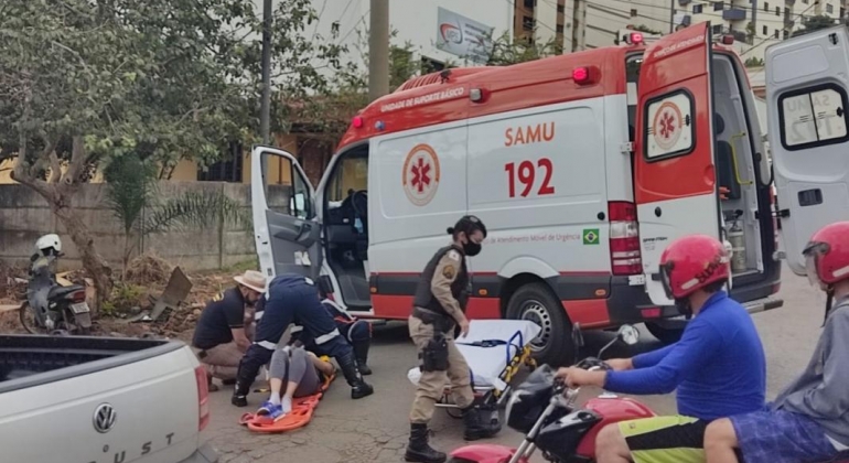 Condutora de motocicleta fica ferida em acidente no cruzamento das avenidas Brasil e Fátima Porto na cidade de Patos de Minas