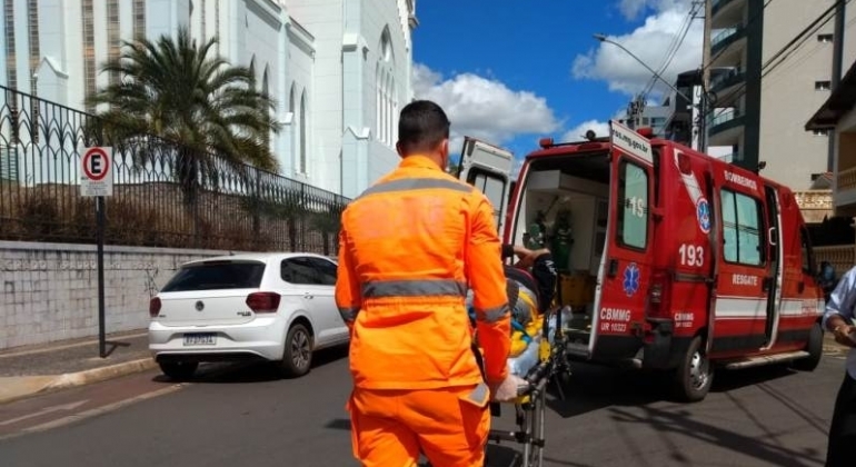 Acidente envolvendo bicicleta elétrica e automóvel deixa homem de 60 anos ferido