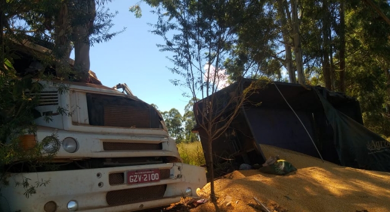Motorista perde controle direcional e bate em árvore no munícipio de Tiros Motorista perde controle direcional e bate em árvore no munícipio de Tiros