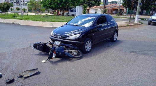 Colombiano se envolve em acidente de trânsito na cidade Patos de Minas Colombiano se envolve em acidente de trânsito na cidade Patos de Minas