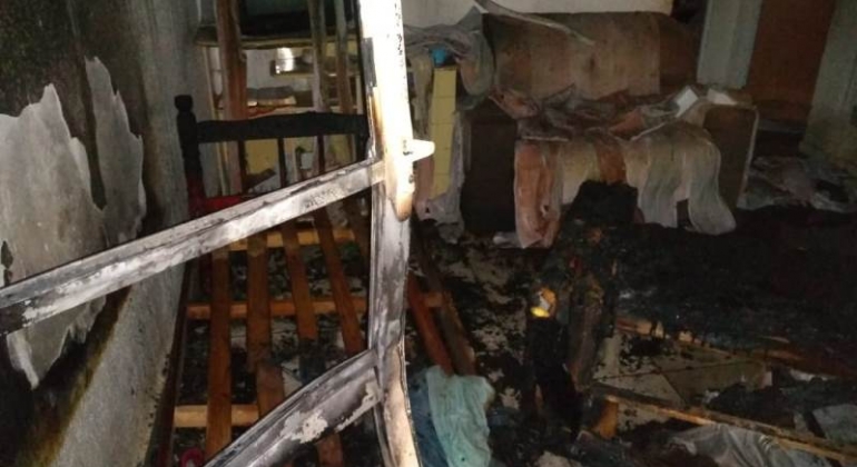 Imóvel fica destruído por incêndio na cidade de Patos de Minas Imóvel fica destruído por incêndio na cidade de Patos de Minas