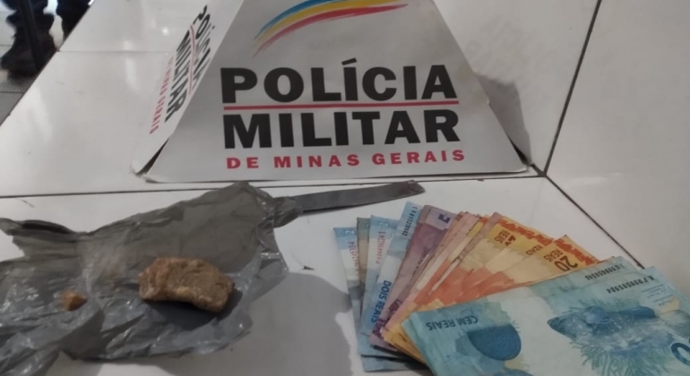 Polícia Militar de Patos de Minas encaminha homem flagrado com crack para delegacia 