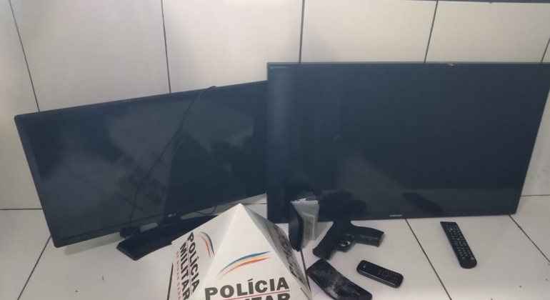 Polícia Miliar de Patos de Minas prende dupla com carro furtado, produtos sem procedência e réplica após tentativa de furto em residência