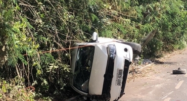 Motorista fica ferido após bater em poste na cidade de Patos de Minas