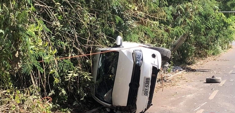 Motorista fica ferido após bater em poste na cidade de Patos de Minas