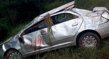 Mulher e criança de 02 anos são arremessadas para fora de veículo em acidente com capotamento no município de Patrocínio