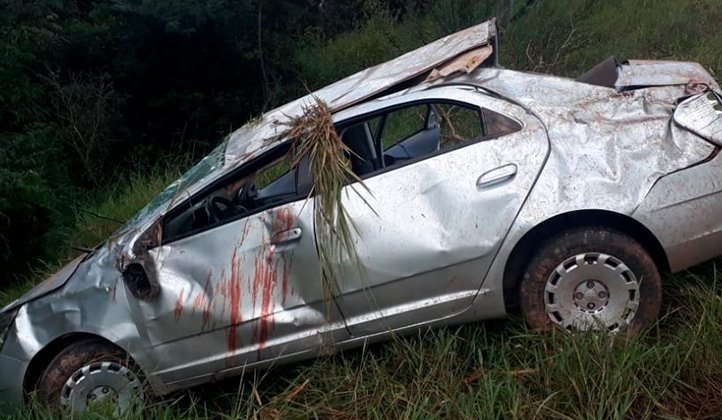 Mulher e criança de 02 anos são arremessadas para fora de veículo em acidente com capotamento no município de Patrocínio