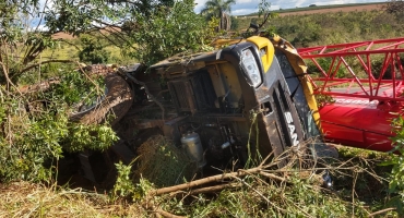 Caminhão guindaste sofre pane elétrica e tomba na MGC-354  no município de Presidente Olegário