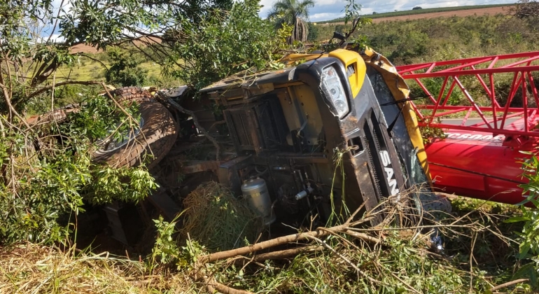 Caminhão guindaste sofre pane elétrica e tomba na MGC-354  no município de Presidente Olegário