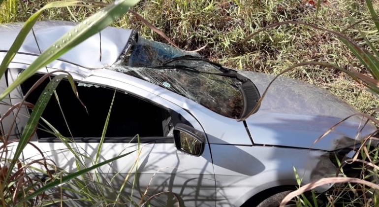 Motorista perde controle após aquaplanagem e tomba veículo na MG-230, em Rio Paranaíba