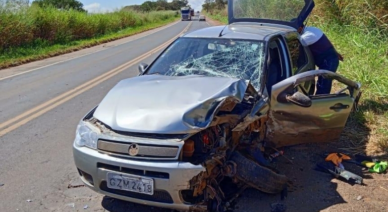 Acidente na MG-230 em Patrocínio deixa duas pessoas feridas