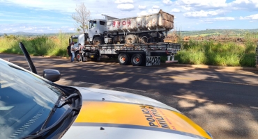 Caminhão proveniente de roubo  é localizado durante abordagem na BR-352, em Abadia dos Dourados