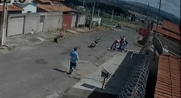 Motociclista fica ferido após cair em buraco na Rua Guajajaras