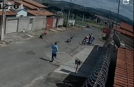 Motociclista fica ferido após cair em buraco na Rua Guajajaras