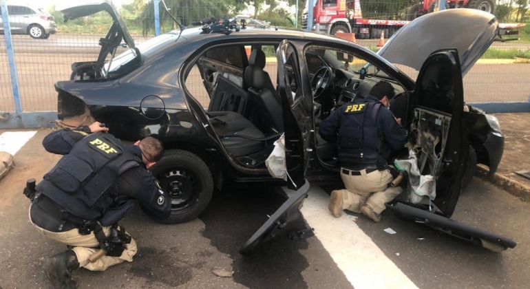 Agentes da PRF desmontam carro e acham mais de 30 kg de maconha em Patos de Minas