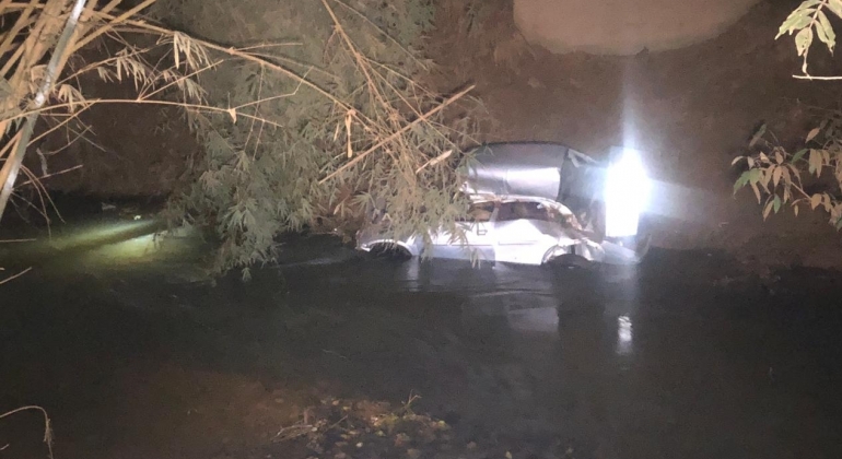 Veículo cai de ponte em estrada rural de Patos de Minas e motorista de 40 anos morre