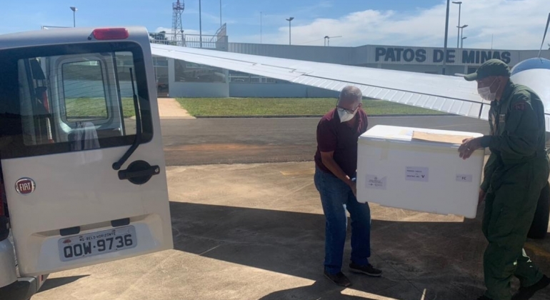 Superintendência Regional de Saúde de Patos de Minas recebe nova remessa de vacinas no Aeroporto Municipal