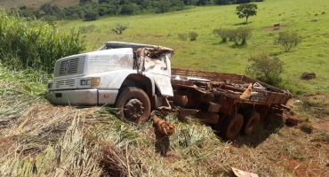 Motorista sofre fratura após caminhão tombar na MG-230 em Rio Paranaíba 