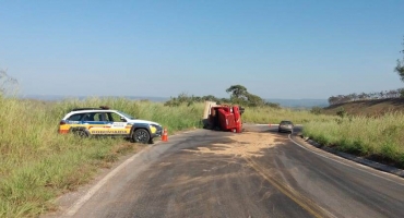 Carreta carregada com algodão tomba na Serra do Indaiazinho na MGC-354 e compromete o tráfego