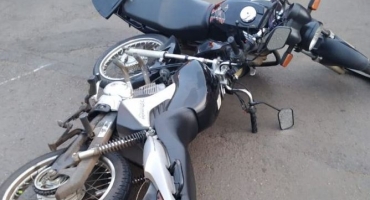 Motociclistas se envolvem em acidente na cidade de Patos de Minas e uma condutora fica ferida 