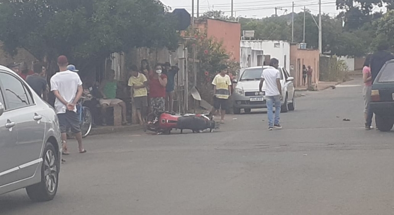 Carmo do Paranaíba: acidente envolvendo carro e moto conduzidos por menores deixa adolescente com suspeita de fratura