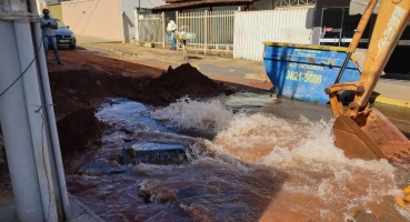 Adutora da COPASA se rompe durante trabalho de empresa terceirizada em Patos de Minas