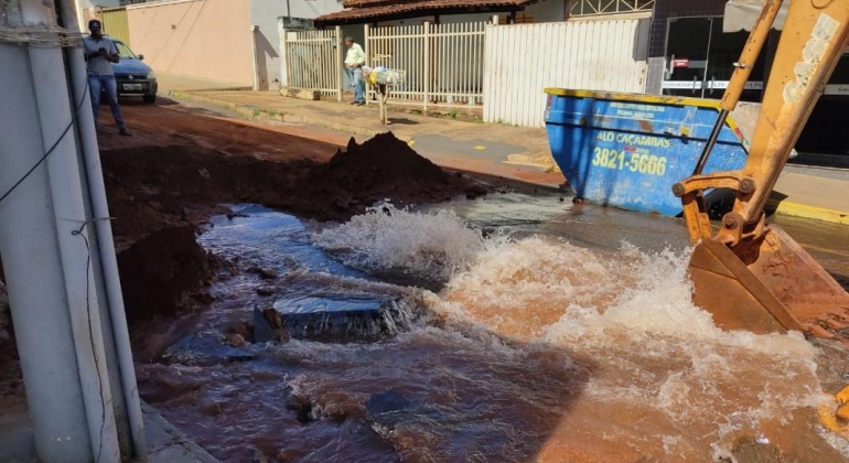 Adutora da COPASA se rompe durante trabalho de empresa terceirizada em Patos de Minas