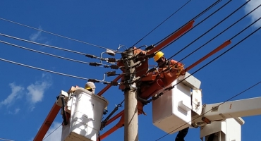 Cemig apoia adequação da rede elétrica a ser realizada pelo responsável da obra na avenida Marabá, em Patos de Minas, nesta quinta-feira (6)